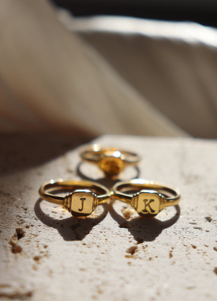 Signet initial ring in square