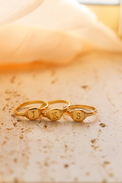 Signet initial ring in square