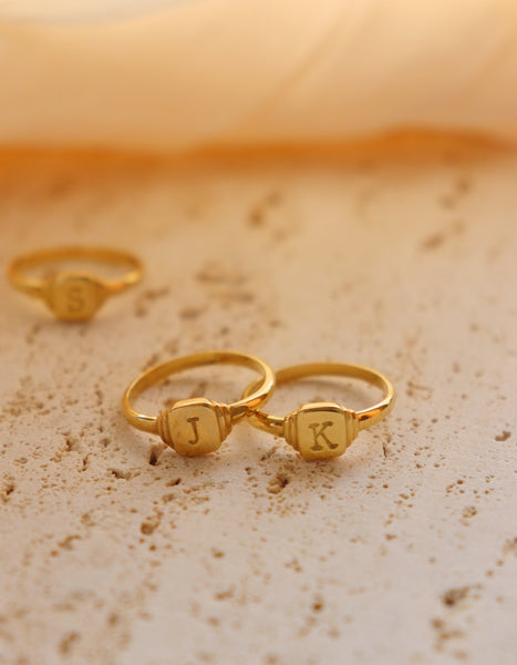 Signet initial ring in square