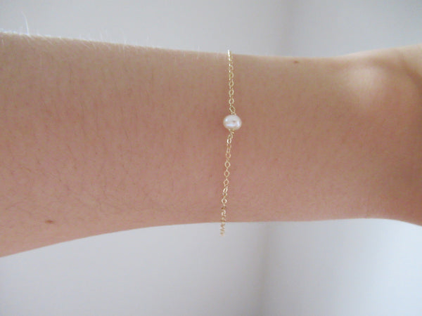 Minimalist pearl bracelet