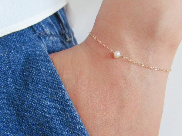 Minimalist pearl bracelet
