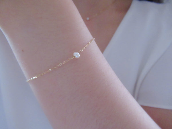 Minimalist pearl bracelet