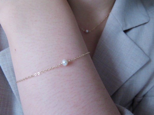 Minimalist pearl bracelet