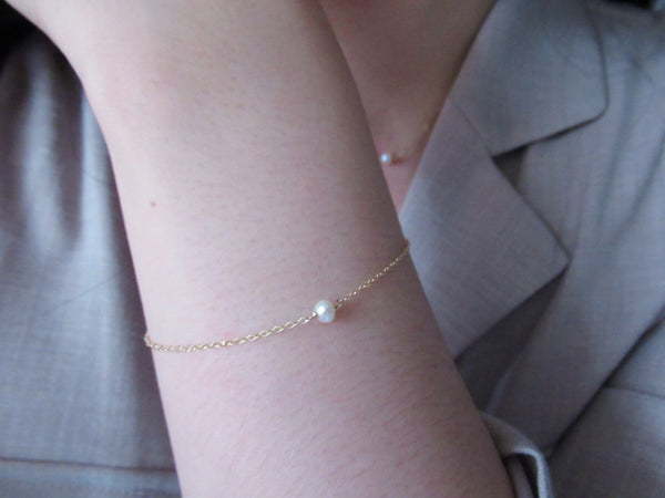 Minimalist pearl bracelet