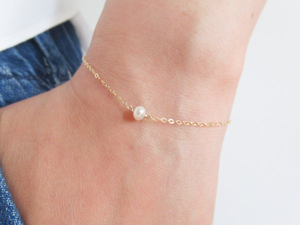 Minimalist pearl bracelet