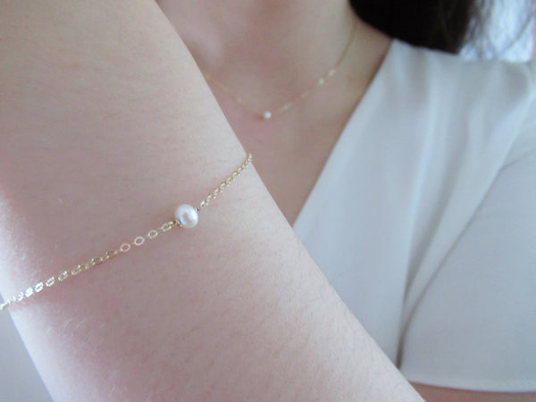 Minimalist pearl bracelet